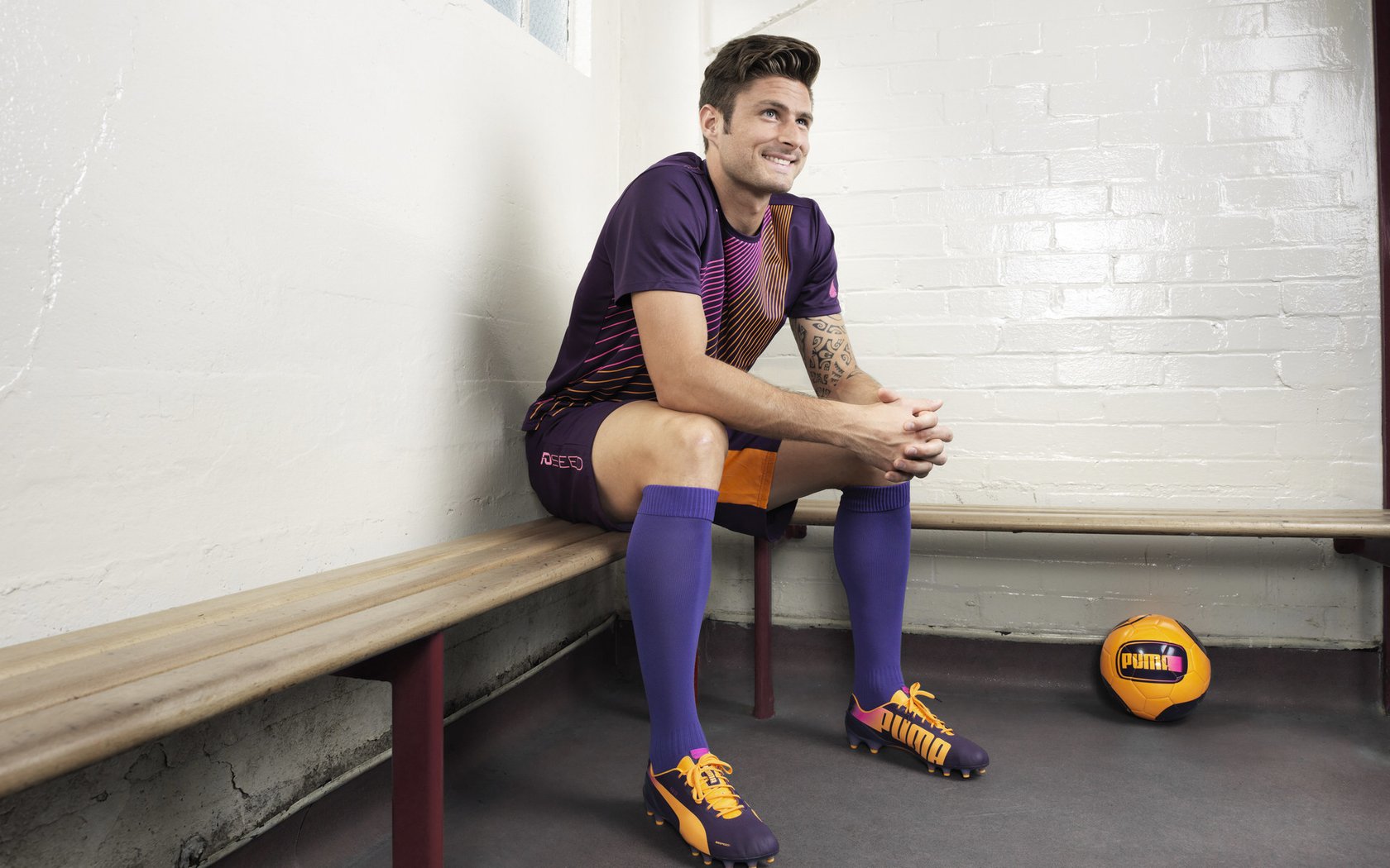 五大联赛是否借助边路深度拉伸创造中路空位，五大联赛中场球员