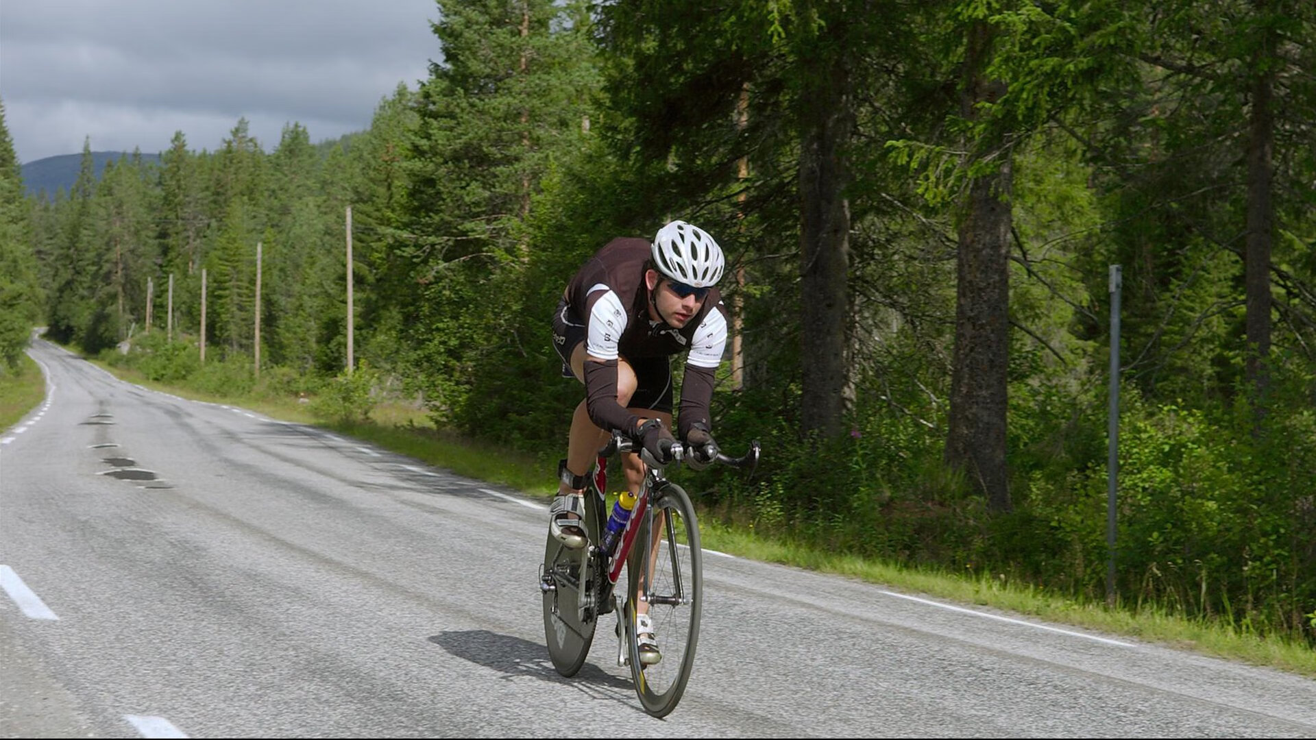 五大联赛是否借助边路深度拉伸创造中路空位，五大联赛中场球员